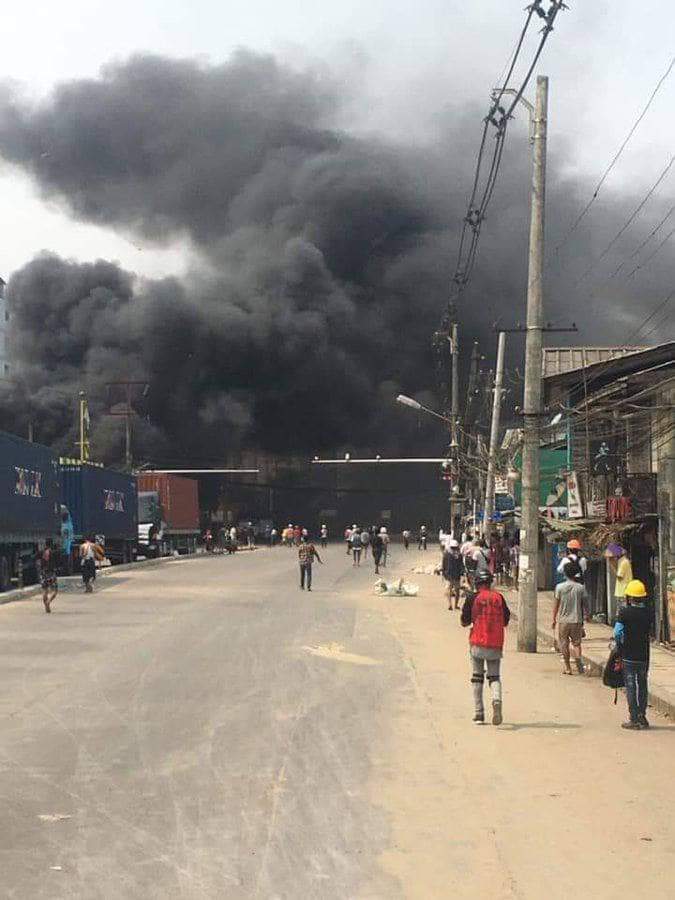 YuYuHtun14's tweet photo. In HlaingTharYar(Yangon), Terrorists Junta set fire the barriers across the township and don't allow the people to quench the fire.
LOCOMOTIVE XYZ
#Mar14Coup 
#WhatsHappeningInMyanmar https://t.co/O15NLPYsc8