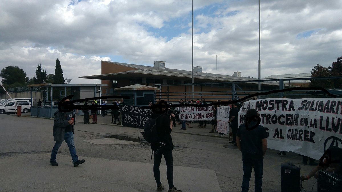 La manifestació arriba davant de la presó Brian 1, avui estem per les companyes preses del Maresme peró també perque cap persona mereix està tancada.
La presó no és la solució sino part del problema 💥