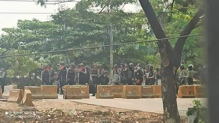 HtetHninWai1's tweet photo. HlaingTharYar: Large amount of polices/soldiers are terrorizing three protest groups brutally. Its unnecessary to use this much forces &amp; live bullets to unarmed civilians. THREE confirmed DEATH by headshot &amp; more casualties expected. #WhatsHappeningInMyanmar #Mar14Coup https://t.co/hIb94ZBkmX