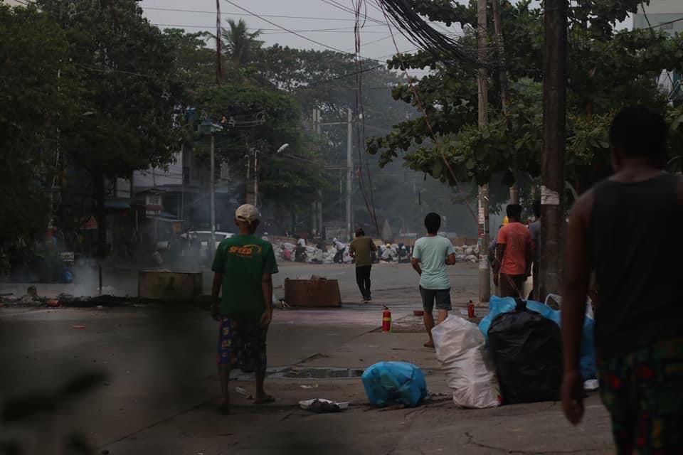 MilkTeaMM_MTAM's tweet photo. Terrorists doing mass-killing in yhe whole Yangon. Also in South-Oakkalapa📍,Terrorists set fire to barricades,shot at many citizens(one in Abdomen is in critical condition,one in leg &amp; one in head) at around 6PM. #WhatsHappeningInMyanmar #Mar14Coup #MilkTeaAlliance https://t.co/7B28bCvZSD