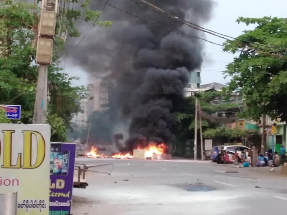 MilkTeaMM_MTAM's tweet photo. Terrorists doing mass-killing in yhe whole Yangon. Also in South-Oakkalapa📍,Terrorists set fire to barricades,shot at many citizens(one in Abdomen is in critical condition,one in leg &amp; one in head) at around 6PM. #WhatsHappeningInMyanmar #Mar14Coup #MilkTeaAlliance https://t.co/7B28bCvZSD
