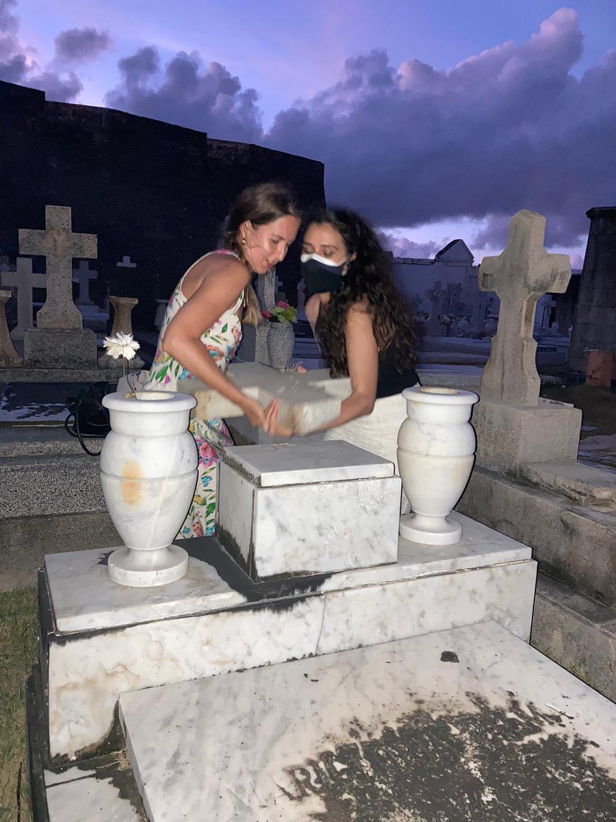 FluentMundo's tweet photo. last night we found marigloria palma’s grave, restored the broken cross that had fallen from the headstone & read our favorite poems at her side—this morning, we’ll go back with a bucket, bleach, & ofrendas 🙏🏼💐 #wakework https://t.co/XYL7wydyOH