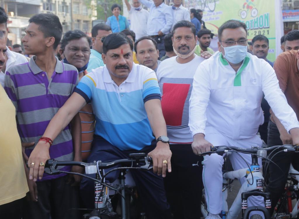 उच्च शिक्षा मंत्री <a href="/DrMohanYadav51/">Dr Mohan Yadav</a> आज उज्जैन में  स्वच्छ पर्यावरण और स्वस्थ जीवन के लिये सायकल चलाने के सन्देश को जन-जन में पहुंचाने के उद्देश्य से निकाली गई सायक्लोथॉन (सायकल रैली) में शामिल हुए। 
Read More: bit.ly/2Q5ShV3
#JansamparkMP