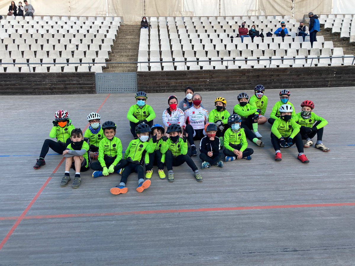 EscolaCiclismeV's tweet photo. We 💚 pista!!
Ahir vam tornar a la pista del @velodromhorta a gaudir d’aquesta disciplina que tant ens agrada.

Ayer volvimos a la pista del Velódromo a disfrutar de esta disciplina que tanto nos gusta https://t.co/i6dco6rZkK