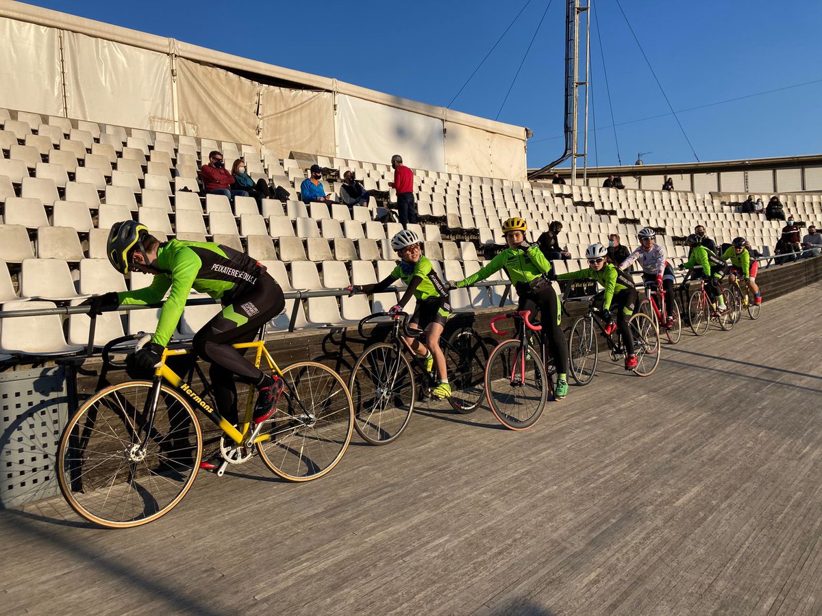 EscolaCiclismeV's tweet photo. We 💚 pista!!
Ahir vam tornar a la pista del @velodromhorta a gaudir d’aquesta disciplina que tant ens agrada.

Ayer volvimos a la pista del Velódromo a disfrutar de esta disciplina que tanto nos gusta https://t.co/i6dco6rZkK