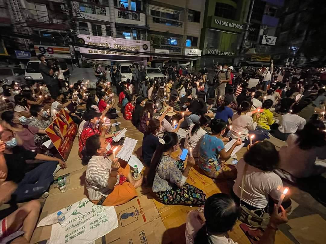 13_infinite_L's tweet photo. Another night strike at Hledan! praying and protesting at the same time! 

LOCOMOTIVE XYZ 

#WhatsHappeningInMyanmar 
#Mar14Coup https://t.co/nHf5bcF891