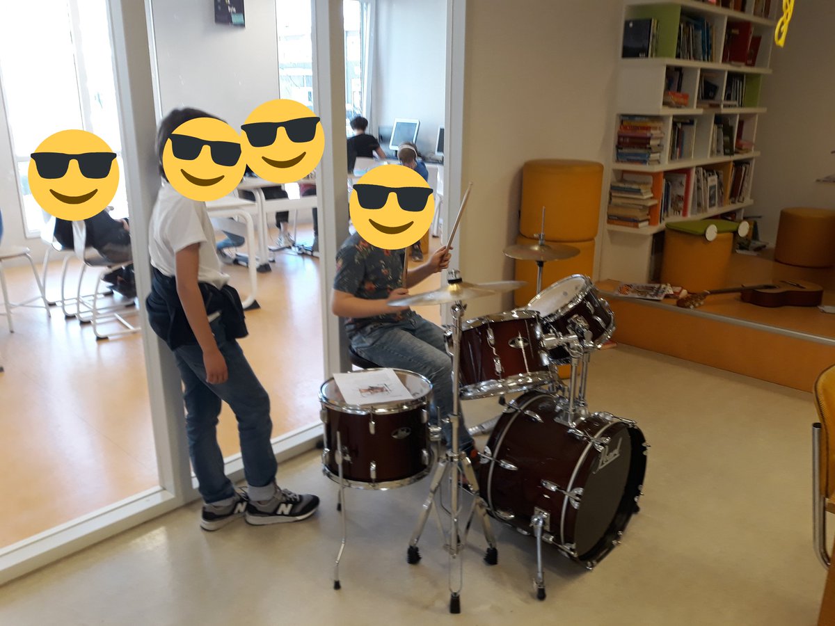 DuijnsteeSimon's tweet photo. Afgelopen week zijn we @de_buut druk geweest met muziek maken, luisteren en programmeren #microbit. Dat alles binnen het thema kunst, waarbij de kinderen vooral moeten doen en ervaren https://t.co/9n4BsFjzK0