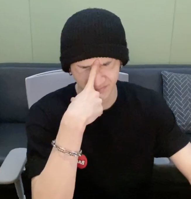 ChanxPics's tweet photo. Almost 97 vlives curse-word free but then.. https://t.co/Zx2NDA99Hn
