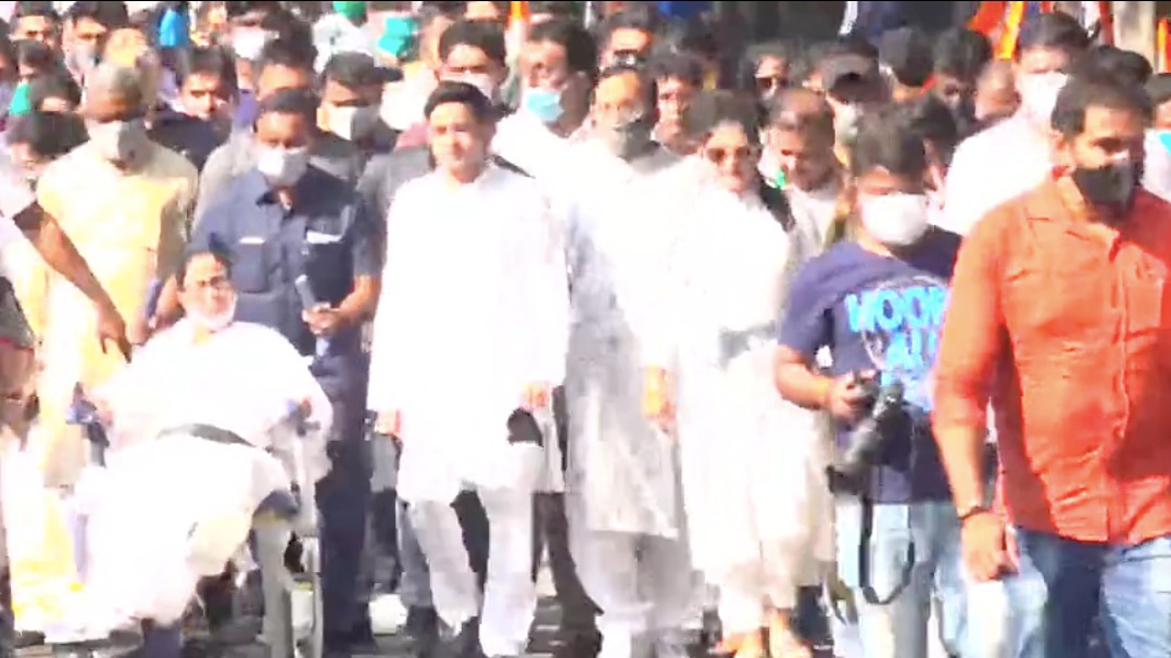 KfuFBOS7ThEstSe's tweet photo. This pictures shows how much strength Didi has. She is back. #MamataIsBack https://t.co/SNHGiJd9ck