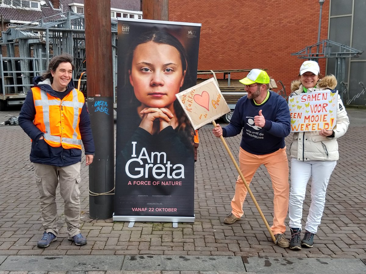 KlimaatmarsG's tweet image. De eerste foto&apos;s van demonstranten bij onze @GretaThunberg worden genomen; wie volgt?  Imgrid, Michiel Faber en Janneke Boos.