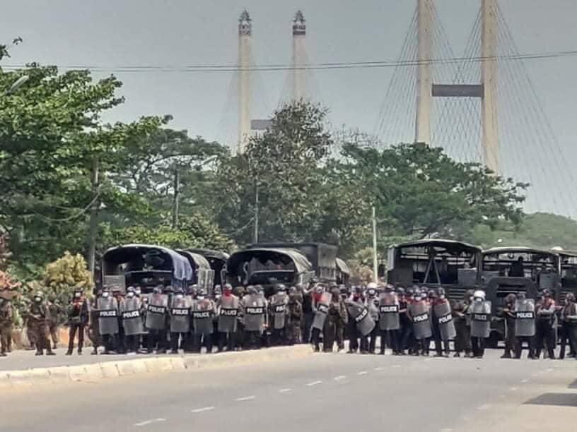 Tw // Death; Hlaing Thar Yar; 

Protest Camp was set on fire by Junta. More than 4 people were injured with Gunshot wounds. 
2 civilians were reported to have passed away on live record. 

#WhatsHappeninglnMyanmar #Mar14Coup <a href="/CIJ_ICJ/">CIJ_ICJ</a> <a href="/UN/">United Nations</a> <a href="/RapporteurUn/">UN Special Rapporteur Tom Andrews</a> <a href="/Juarawee/">Juarawee K. (Lina)</a>