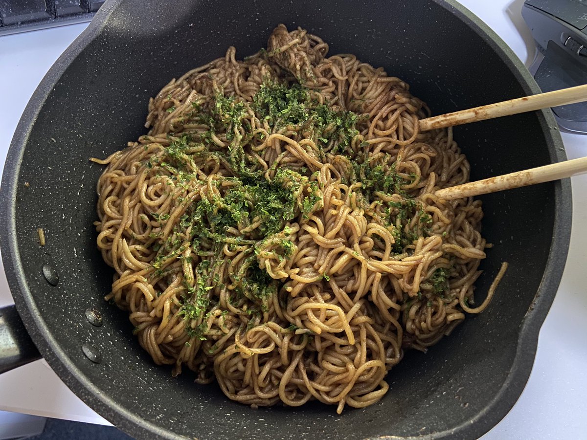 関谷直忠 めんどくさくなったので具なし焼きそばフライパンから菜箸で直食い