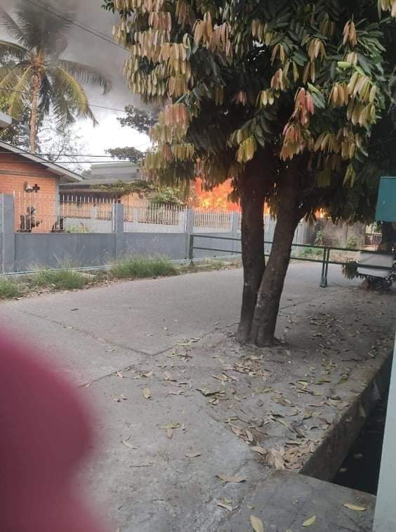 MayMonThant1's tweet photo. Myanmar Military Terrorists burn the office of General Administer at North Okkalapa around 5pm and opening fire the guns with live bullets at the residents who went to extinguish the fire!
#WhatsHappeningInMyanmar
#Mar14Coup
#OpCCP https://t.co/toNzgohWIO