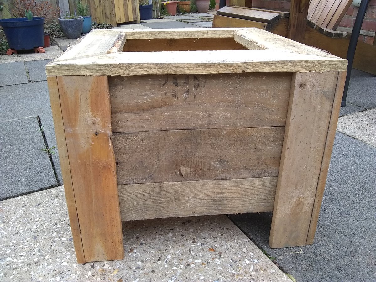 BusterPallet's tweet photo. 40cm x 40cm x 35 cm #Spring #BeddingBoxes #Leatherhead https://t.co/JYQGSLlN8y