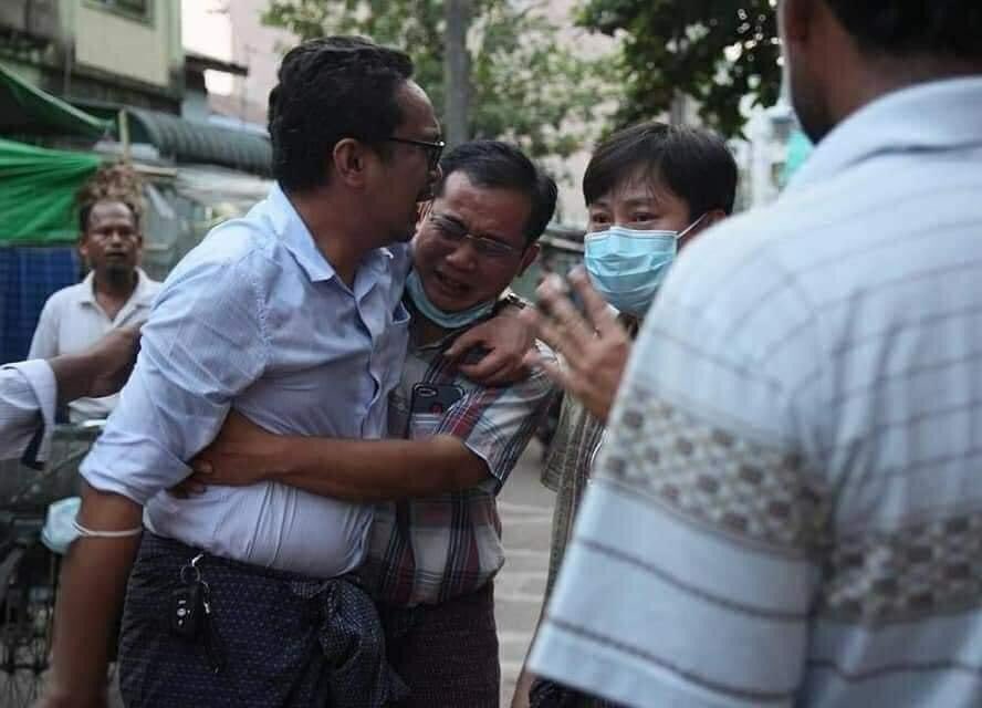BoMee_BM's tweet photo. This doctor broke down in tears upon seeing patients in Thingangyun severely harmed and shot dead by the junta terrorists #WhatsHappeningInMyanmar #Mar14Coup https://t.co/dYl9toCXqL