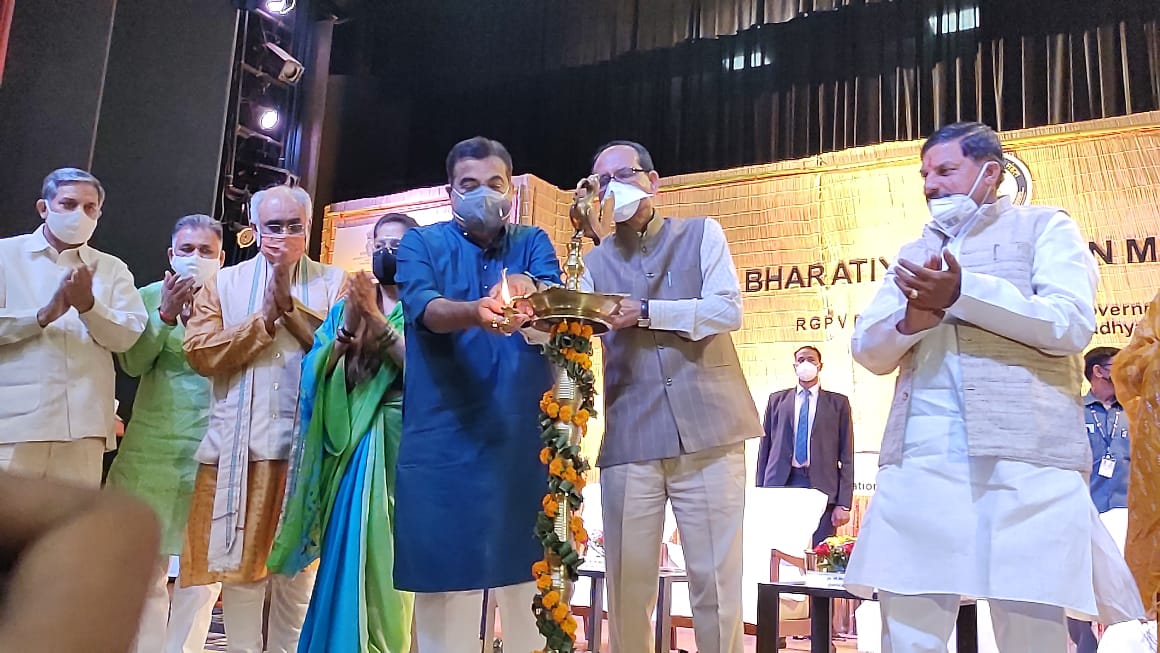 केन्द्रीय परिवहन मंत्री श्री <a href="/nitin_gadkari/">Nitin Gadkari</a>, मुख्यमंत्री श्री <a href="/ChouhanShivraj/">Shivraj Singh Chouhan</a> उच्च शिक्षा मंत्री <a href="/DrMohanYadav51/">Dr Mohan Yadav</a> समेत अन्य ने दीप प्रज्जवलित कर सार्थक EduVision-2021 का शुभारंभ किया।
