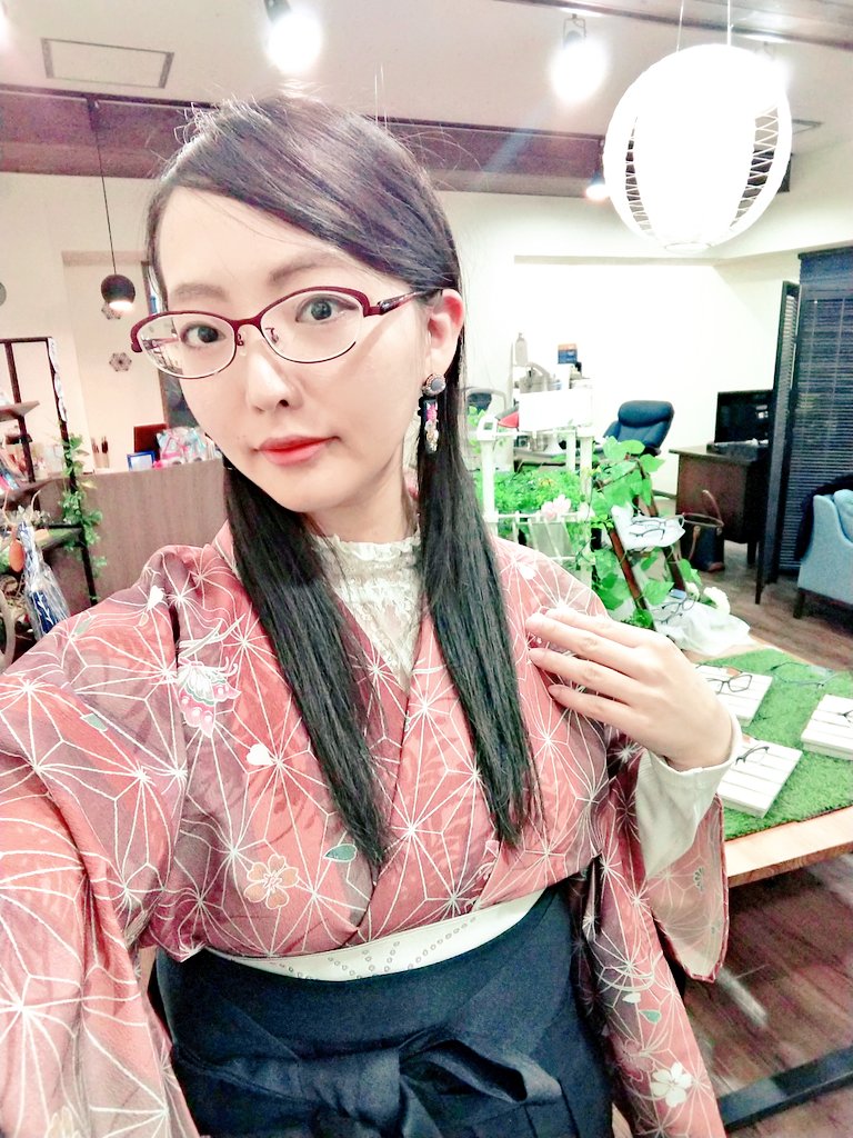 ট ইট র 眼鏡処まどかの幽霊店員 ちなみに今日はこんなコーデで配信してました ちょっと春らしい陽気だったのでピンクに蝶と花が舞う こちらを着ました ただ 可愛すぎるコーデにまだ若干の抵抗があるので 黒袴に大ぶりのピアスと変則ツインテールです