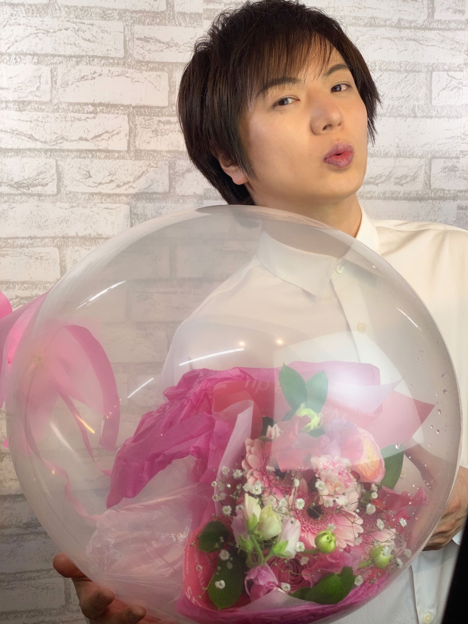 竹島宏スタッフ 公式 フラワーバルーン 風船に入った花束が届きました ラナンキュラスにガーベラ ピンクのガーベラの花言葉は 感謝 愛する皆さまへ Happy Whiteday 今日も１日お疲れ様でした ひろネット 花便り 花言葉 花 花の