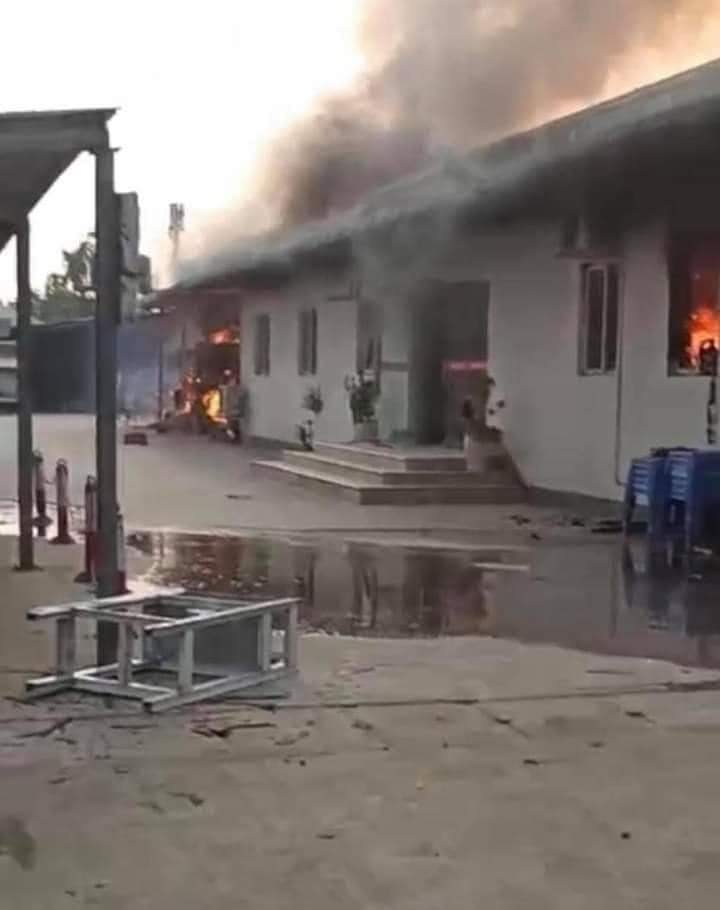 DandanieMyanmar's tweet photo. tw//Violence

Three factories in industrial zone at ShwePyiThar Tsp,Yangon were setting on fire by military terrorists.Military junta wants to spread rumour that civilians burned those, actually what riot police/soldiers did(setting on fire)

#WhatsHappeningInMyanmar
#Mar14Coup https://t.co/5wpZbiYG4I