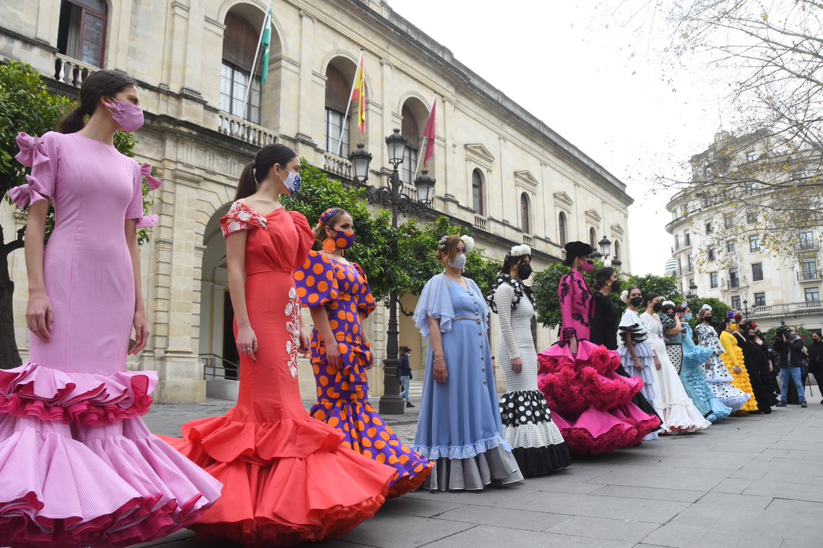 Manifestación #LunarOff. <a href="/ALunaroff/">andalucia.lunaroff</a> 

Concentración de profesionales del sector de la moda flamenca para reivindicar ayudas a un grupo mermado por la crisis del coronavirus. El acto comenzó en la plaza Nueva de Sevilla y finalizó en el palacio de San Telmo.