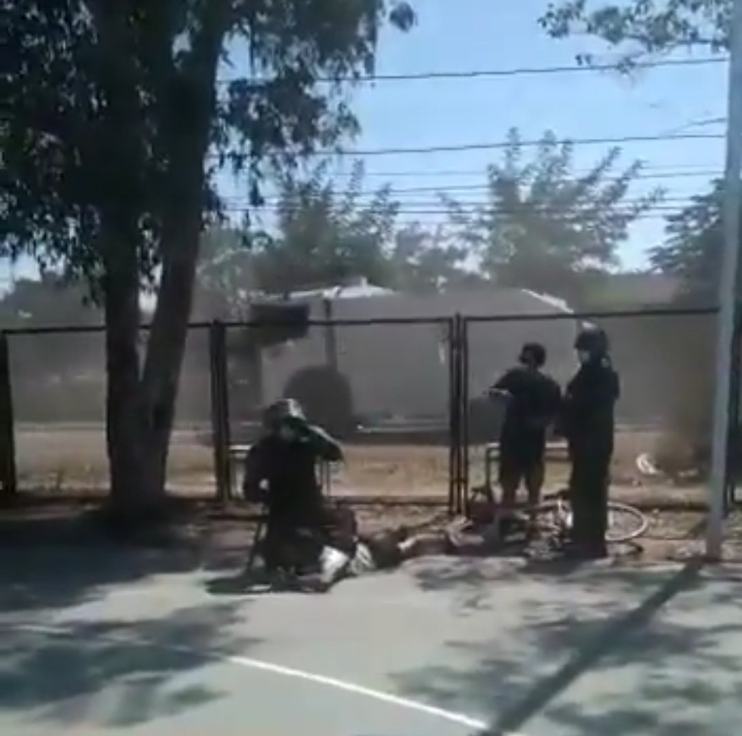 ESTAMOS EN DICTADURA: Las Condes, Matrimonio con 200 personas y Carabineros trató con guante blanco.
Villa Francia, comedor popular Carabineros con carros lanza aguas, lanza gases, represión y detenidos.