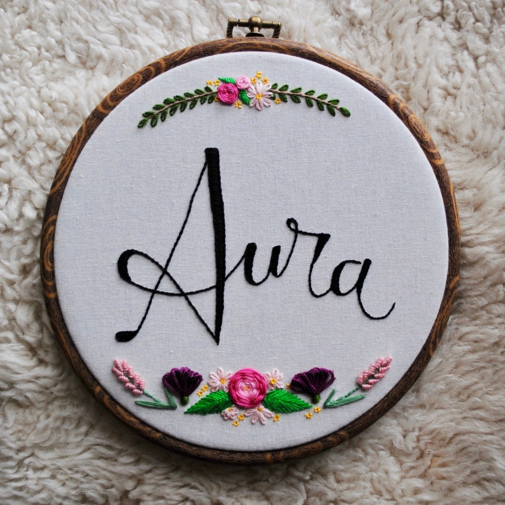 terapiadehilos's tweet photo. Crafting for children is my soft spot, and if they are "mine" somehow (literally or figuratively) even more so. What about you, do you have some special someone you like to create things for?

#craftastherapy #handmade #babygift  #embroidery #hoop #embroideryhoop #personal https://t.co/TyRVAO0i8l