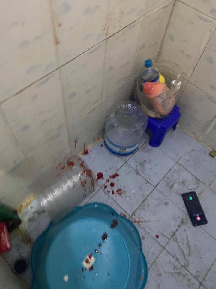 oolizaroo's tweet photo. Tw // blood

Blood Stains on Floors tell stories of Lives Under Coup; An apartment where protesters gather n stay was raided by Military n all the residents were brutally beaten. Guys,It s not dispersing, it is illegal torture!

LOCOMOTIVE XYZ
#Mar14Coup
#WhatsHappeningInMyamar https://t.co/twxLypOTaQ