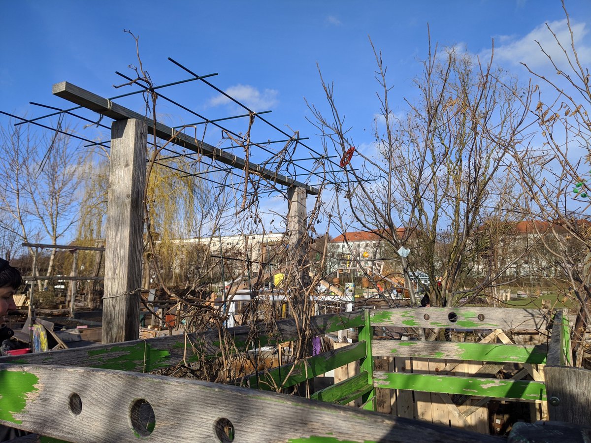 opensrcgardens's tweet photo. Cleaning and preparing our #OpenSourceGarden in the #AllmendeKontor on #TempelhoferFeld for the Open Source Season 2021 ^^
#ConnectingGardens https://t.co/y6uZSaGXpK