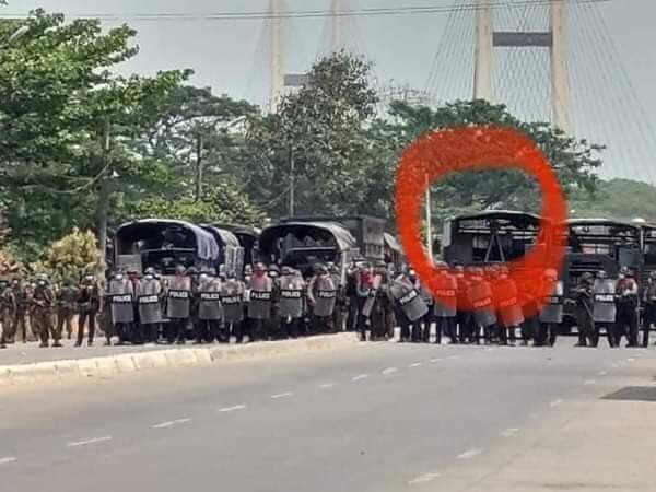 WathanO479's tweet photo. 🚫🚫🚫🚫
Terrorist Military used M2 Machine Gun for shooting protesters in Hlaing Tar Yar today 🇲🇲🇲🇲🇲🇲

3 Headshot
17 (Shoot Belly)
10 (Expired) (or more)

Credit. 

#WhatsHappeningInMyanmar 
#WeNeedR2PInMyanmar 
#SaveMyanmar https://t.co/juuk50FBMC