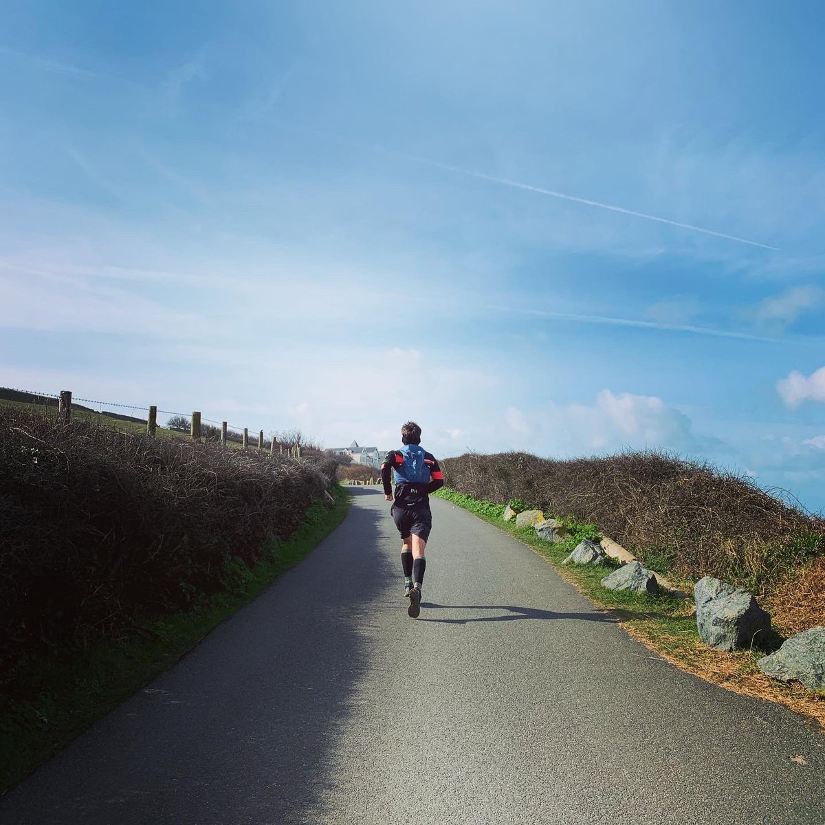 neileddy's tweet image. Sunday funday long runday 
Goldsithney ➡️poldhu 
Love running on the Cornish coastline, even better with the tailwind and a @poldhu hot chocolate to finish 

@orcasportswear @ClifBar @thesweatexperts @XlabUk 

#FeedyourAdventure #Sweatexperts #precisionhydration