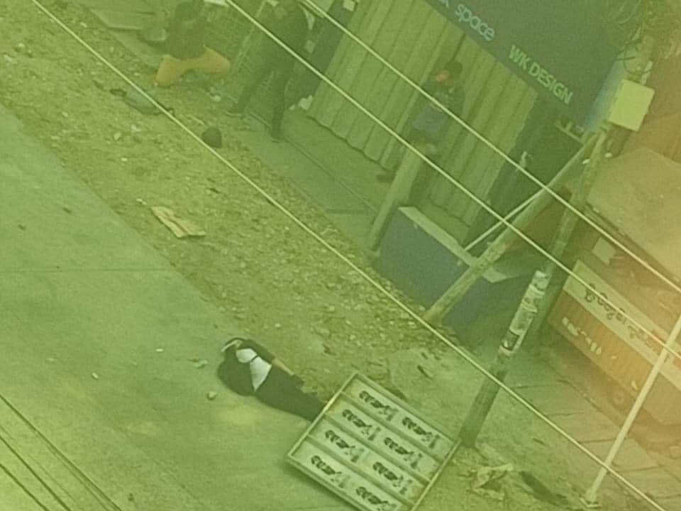May78563353's tweet photo. Tw // blood
Happened in Tarmwe; Tragic Pics revealing Riot police dragging a gunshot victim along the station. They mercilessly shot civilians in head n dont allow to take the body back home as they wanna hide crime evidence.
LOCOMOTIVE XYZ
#Mar14Coup
#WhatsHappeningInMyanmar https://t.co/WcoH1JJxQ5