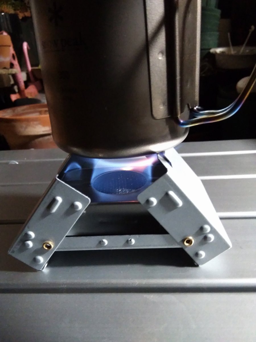 しげ キャンドゥ のポケットストーブを手に入れたので 同じくキャンドゥの携帯灰皿を使ったアルコールストーブを作ってみた 蓋を取り外して 穴をアルミテープでふさぎ 写真の前面 色の違う銀色部分 スチールウールを1個入れて メッシュ