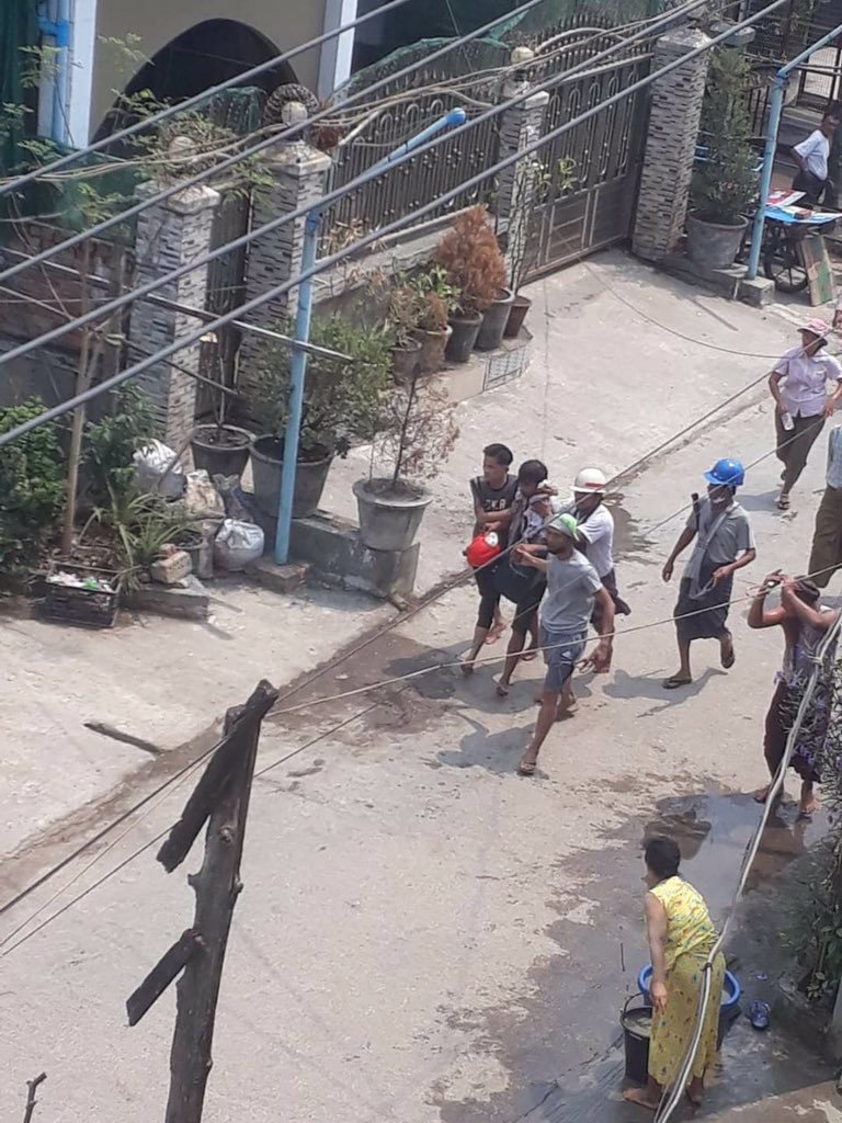 Tw // blood
🚨HLAING THAR YAR crackdown🚨
☆One was annouced dead with open head GSW.
☆At least 4 got shot &amp; injured. (2 to the legs)
LOCOMOTIVE XYZ
#Mar14Coup
#WhatsHappeningInMyanmar