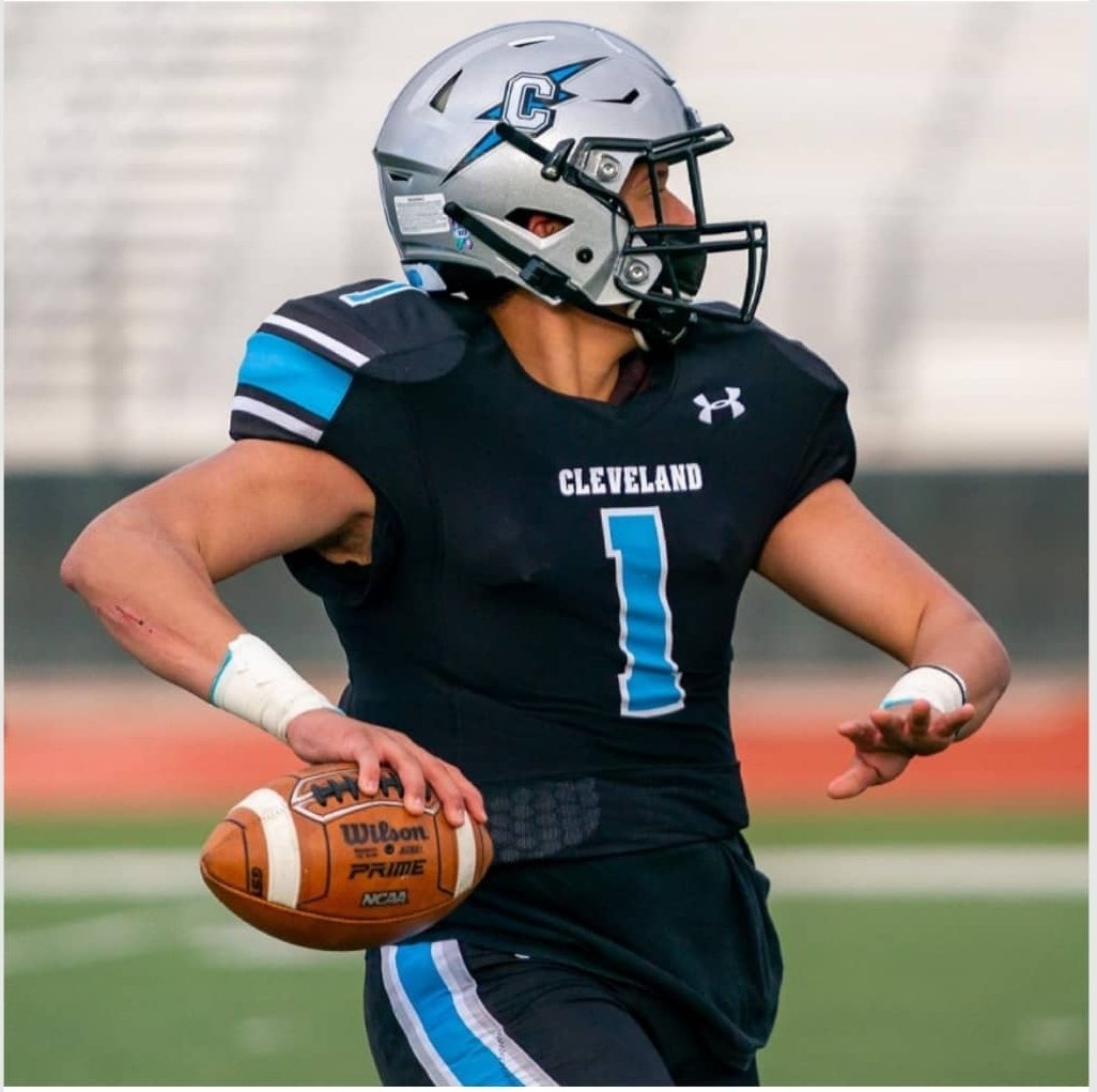 BrandonCSmith6's tweet photo. My boy @_j1ff_ hit about 33 backspins throughout the game vs Clovis. Lol. I love his escape ability and patience to keep his eyes down the field on the move. He's gonna be a great addition to the LOB.(😛). I mean for any school he attends. 5td debut!! https://t.co/K9bGOnnE6W