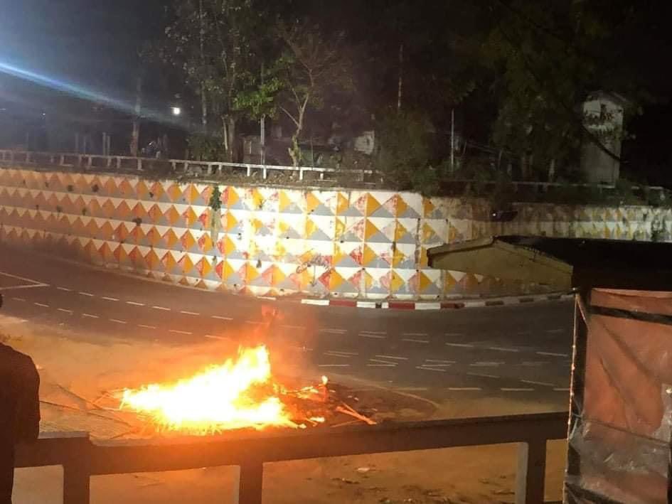 Bargaya, Kyimyindine, Yangon — at least 3 injured as #Myanmar security forces indiscriminately shooting &amp; throwing smoke bombs.

#WhatsHappeningInMyanmar #MilkTeaAlliance #Mar14Coup