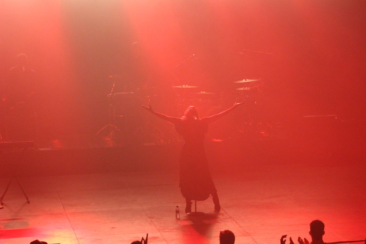 creep02's tweet photo. @LeireMo invocando a los dioses para que el covid se marche del todo de una vez y les dejen hacer un concierto de 2h y media que es lo que merecemos. #vuelvelaoreja #USELTOUR #UnSusurroEnLaTormenta https://t.co/wXkoVFtzd3