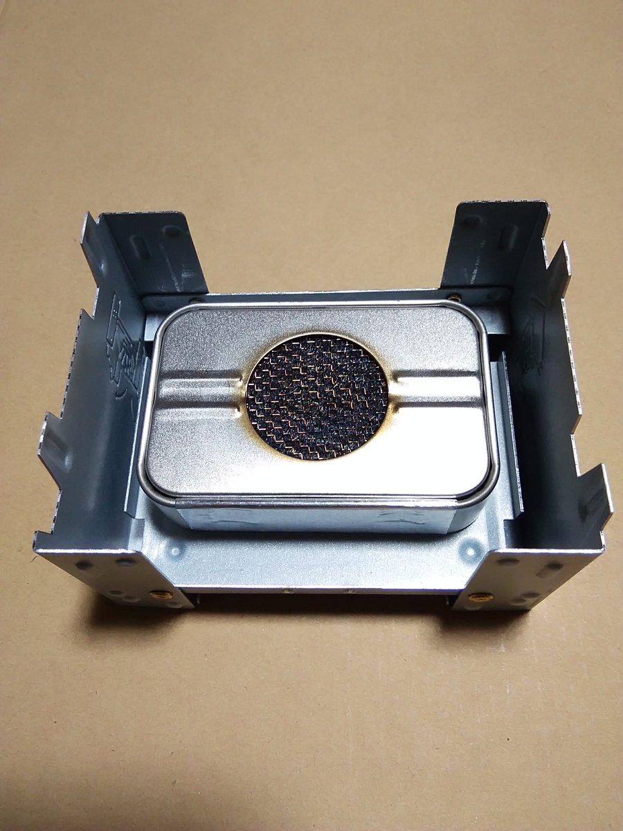 しげ キャンドゥ のポケットストーブを手に入れたので 同じくキャンドゥの携帯灰皿を使ったアルコールストーブを作ってみた 蓋を取り外して 穴をアルミテープでふさぎ 写真の前面 色の違う銀色部分 スチールウールを1個入れて メッシュ