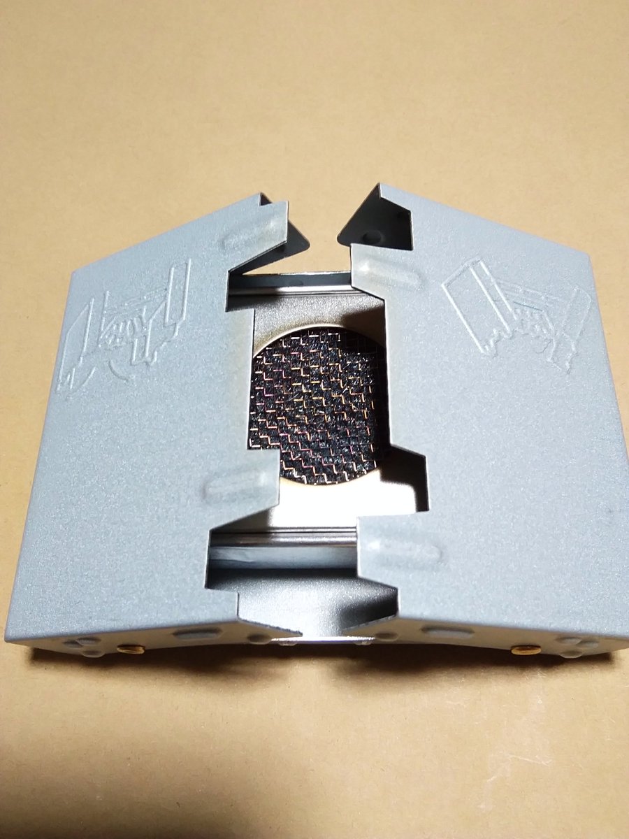 しげ キャンドゥ のポケットストーブを手に入れたので 同じくキャンドゥの携帯灰皿を使ったアルコールストーブを作ってみた 蓋を取り外して 穴をアルミテープでふさぎ 写真の前面 色の違う銀色部分 スチールウールを1個入れて メッシュ