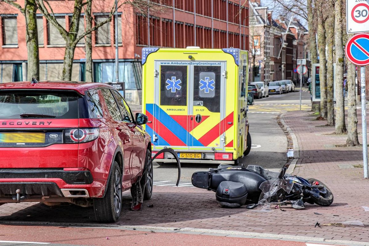 Scooterrijder gewond na ongeval met auto in #Groningen - -..