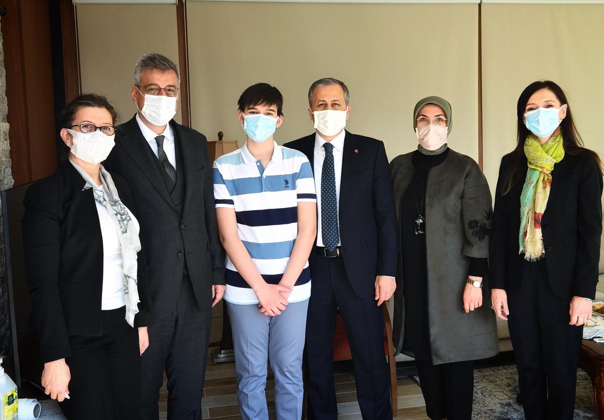 Salgın nedeniyle yaşamını yitiren Kıymetli Hocamız 
Prof.Dr.Cemil Taşçıoğlu’nun ailesini,
eşim Hatice Nur ve 
Sağlık Müdürümüz <a href="/drmemisoglu/">Prof. Dr. Kemal Memişoğlu</a> ile birlikte ziyaret ettik.

#İstanbul ‘umuzda salgından hayatını kaybeden tüm sağlık çalışanlarımızı minnetle anıyorum.

#CemilTaşçıoğlu