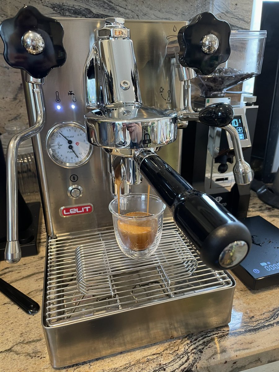 m4nl5r's tweet photo. Got a new friend... #espresso #lelit #marax #eureka #mignon #magnifico https://t.co/L0gGVTYXAI