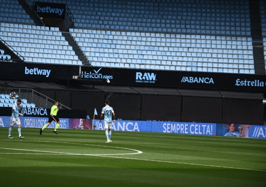 Bstadium_es's tweet photo. El @RCCelta ha sido más rápido que nosotros en publicar los selfies de los aficionados celestes🤭💙.
Pero queréis más fotos, ¿no🤪?
📸 ¡Aquí dejamos más fotos del apoyo que está recibiendo el equipo, en este partido tan reñido!
¿Estás en alguna?
#CeltaAthletic #SelfieStadium https://t.co/Ci5xIr6NWV