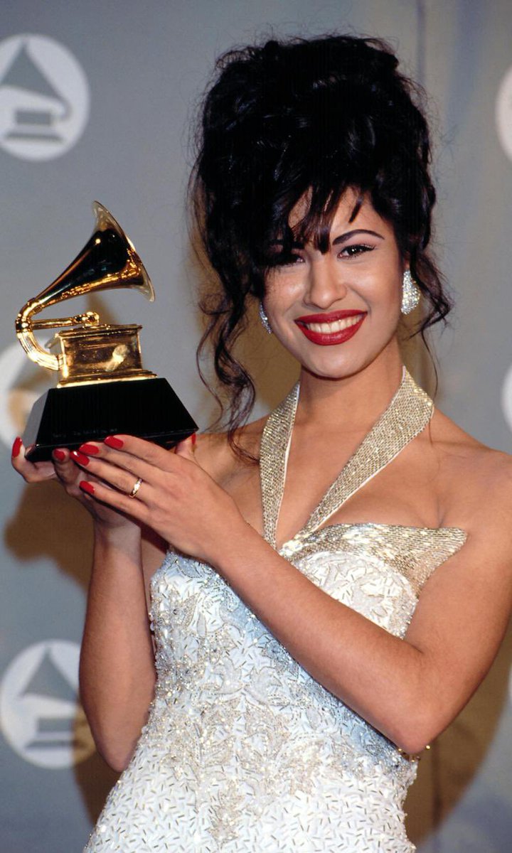 mefeater's tweet image. The late singer Selena will posthumously receive the Lifetime Achievement Award at tonight’s Grammy’s ceremony. ✨