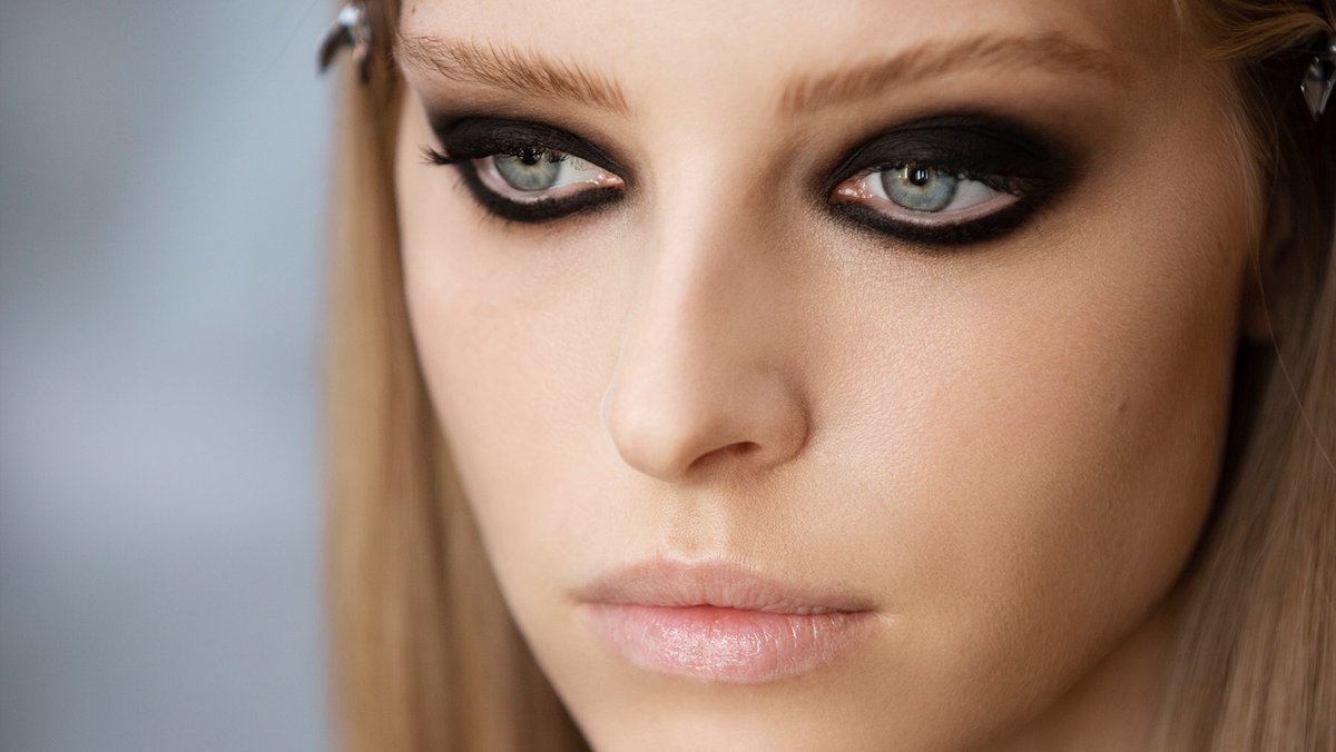 CHANEL's tweet photo. Get the makeup look of the CHANEL Fall-Winter 2021/22 Ready-to-Wear. More on https://t.co/FyoJIoeYaK https://t.co/6D5wWO29lS