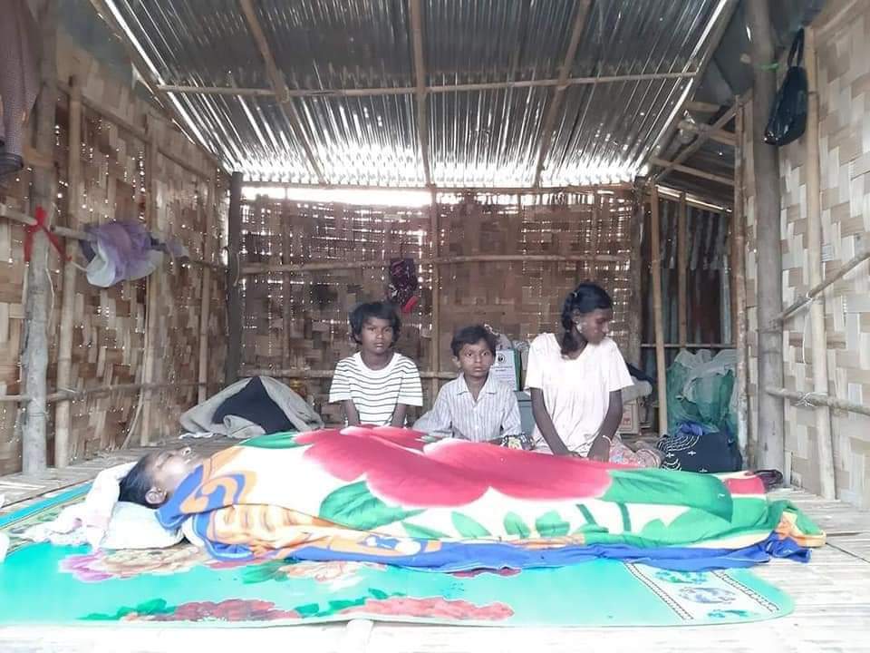 Springrevo_2021's tweet photo. Their mother was shot and killed by military terrorist. How do they pass their hard and scary night without their mother? 

 Please help Myanmar from this terrorist..🙏

#WhatsHappeningInMyanmar 
#Mar14Coup https://t.co/qF8XDhxe5o