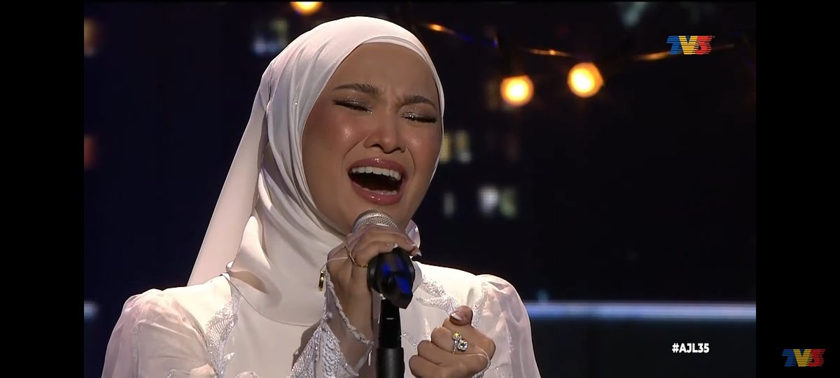 lisssaziz's tweet photo. lets give her support, the dress is so beautiful ❤🔥#AJL35 https://t.co/jNQsQqsnHA