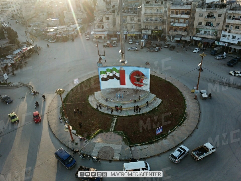 HadiAlabdallah's tweet photo. في الذكرى العاشرة لانطلاق الثورة السورية.. إدلب تكتسي بعلم الثورة من خلال رسوم جدارية خطها فنانو وأهالي المنطقة. https://t.co/JTGNUClqIT