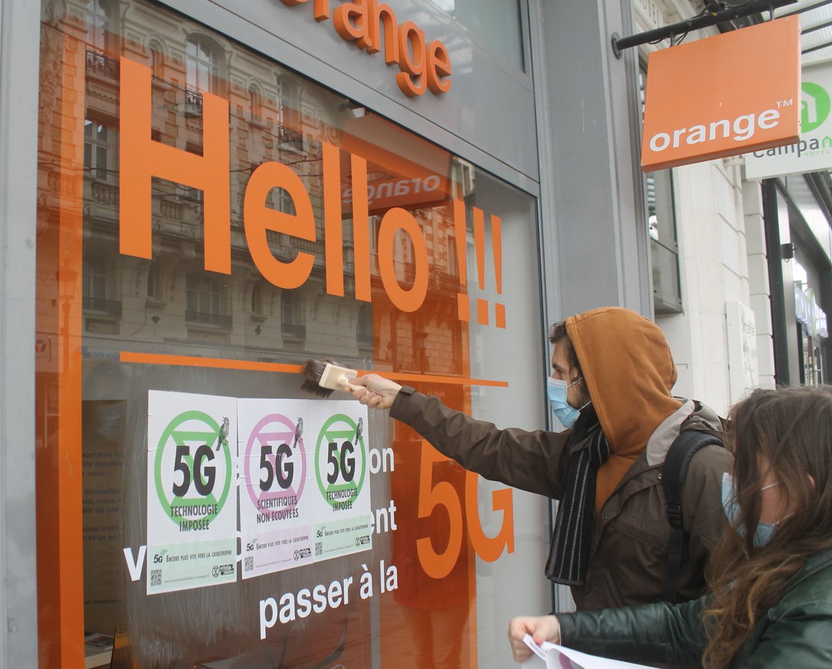 OrleansXr's tweet photo. Action #stop5g à Orléans, les amishs XR d'@EmmanuelMacron souhaitent que le moratoire sur la 5G ait lieu comme le demande la CCC. Les opérateurs @Orange_France @bouyguestelecom @free @SFR doivent dire la vérité sur ses impacts sanitaires et écologiques. #5G #ExtinctionRebellion https://t.co/KUdxtNMaWG