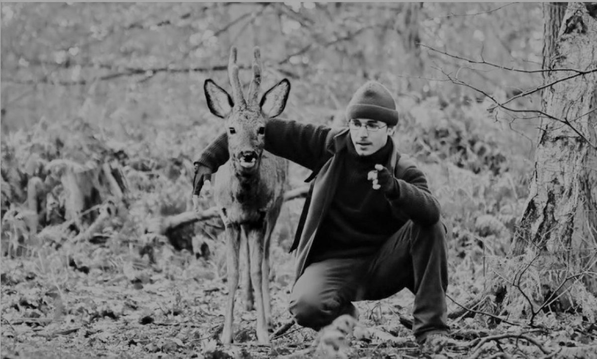 xavier_frere's tweet image. 2010 : l'#hommechevreuil sort du bois
2021 : il sort son livre, squatte médias. Qu'a-t-il vraiment vécu avec les cervidés ? Peu de preuves formelles. Scientif @INRAE_France, photographes animaliers, chasseurs doutent. 
▶️Mon enquête #longformat @EBRApresse c.leprogres.fr/insolite/2021/…