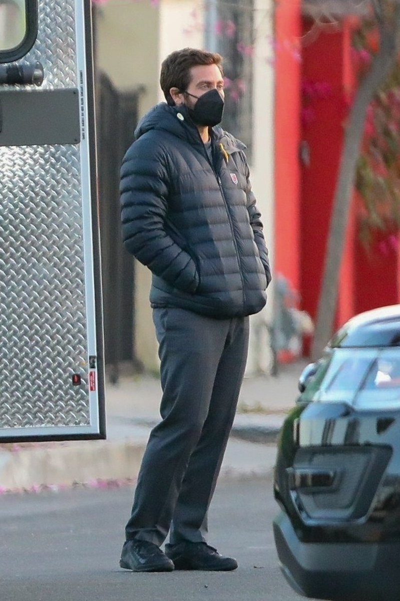 lilyjamesinfos's tweet photo. New pictures of Jake on the set of “Ambulance” yesterday (13/03) 📸 https://t.co/Ivned6zlxb